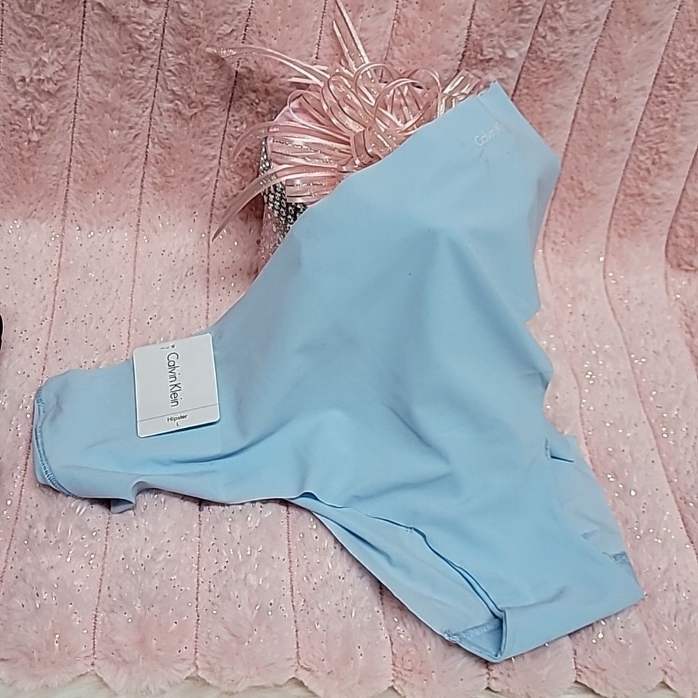 1554  CALVI KLEIN Blue  No Show Hipster Panties  Size Large NWT